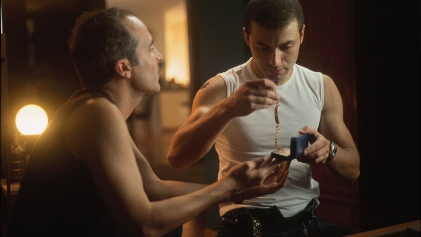 Daniel wręcza Kyrilowi biżuterię — kadr z filmu Bułgarscy kochankowie